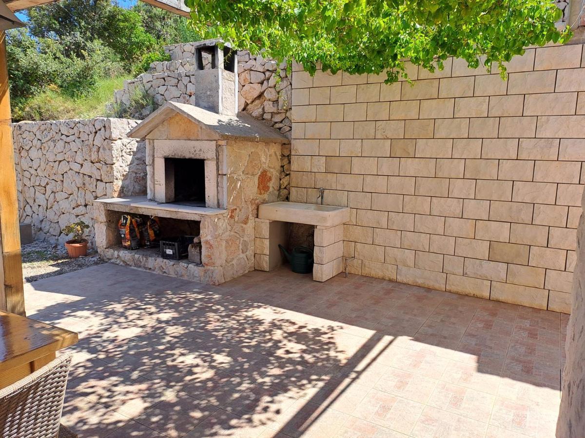 Robinson Crusoe House * Zastražišće